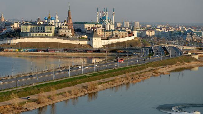 Казанский кремль и Кремлевская транспортная дамба. Архивное фото Казанский кремль и Кремлевская транспортная дамба. Архивное фото