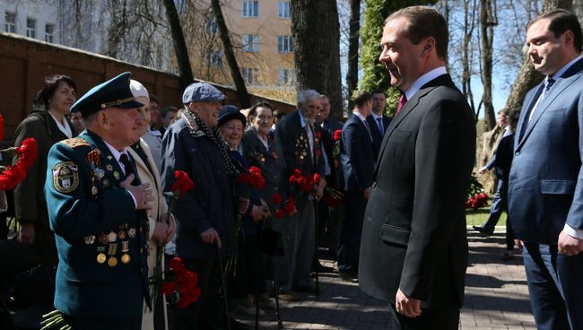 Председатель правительства РФ Дмитрий Медведев во время встречи в Смоленске с ветеранами Великой Отечественной войны, 3 мая 2017 Председатель правительства РФ Дмитрий Медведев во время встречи в Смоленске с ветеранами Великой Отечественной войны, 3 мая 2017