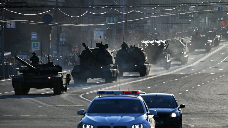 Танк Т-72Б3, самоходные гаубицы Коалиция-СВ и Мста-С, зенитные ракетные комплексы БУК-М2 и Тор-М2У во время репетиции парада Победы в Москве Танк Т-72Б3, самоходные гаубицы Коалиция-СВ и Мста-С, зенитные ракетные комплексы БУК-М2 и Тор-М2У во время репетиции парада Победы в Москве