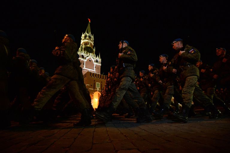 Военнослужащие на репетиции парада Победы на Красной площади в Москве Военнослужащие на репетиции парада Победы на Красной площади в Москве