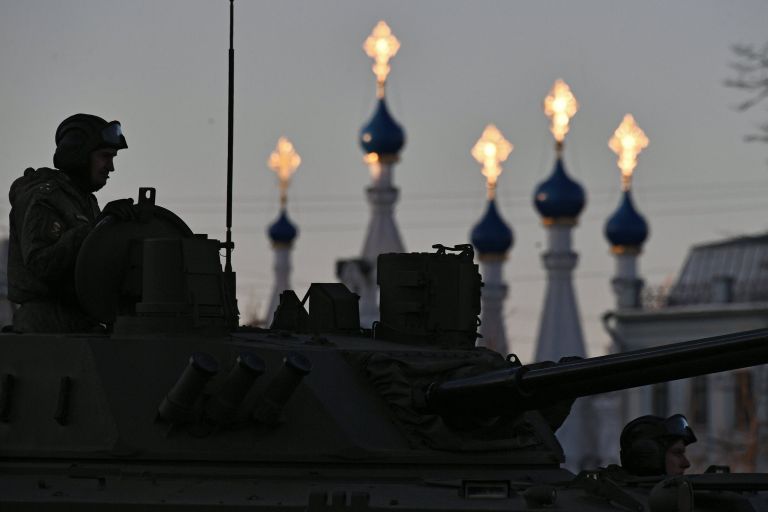 Военнослужащие на боевой машине десанта БМД-4М во время репетиции парада Победы в Москве Военнослужащие на боевой машине десанта БМД-4М во время репетиции парада Победы в Москве