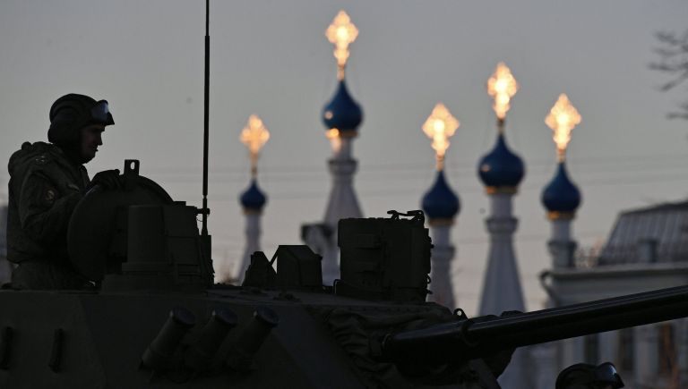 Военнослужащие на боевой машине десанта БМД-4М во время репетиции парада Победы в Москве Военнослужащие на боевой машине десанта БМД-4М во время репетиции парада Победы в Москве