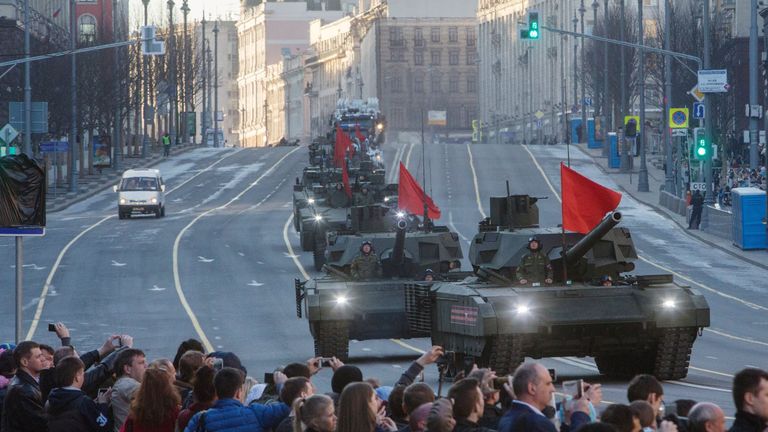 Танки Т-14 Армата во время прохода военной техники по Тверской улице перед репетицией парада Победы на Красной площади Танки Т-14 Армата во время прохода военной техники по Тверской улице перед репетицией парада Победы на Красной площади
