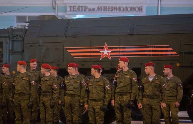 Военнослужащие у оперативно-тактического ракетного комплекса Искандер во время репетиции парада Победы в Москве Военнослужащие у оперативно-тактического ракетного комплекса Искандер во время репетиции парада Победы в Москве