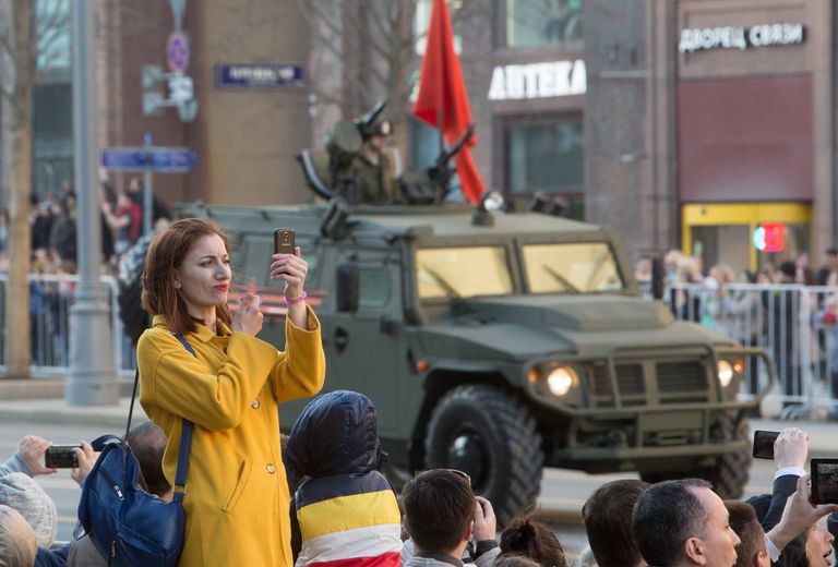 Девушка во время прохода военной техники по Тверской улице перед репетицией парада Победы на Красной площади Девушка во время прохода военной техники по Тверской улице перед репетицией парада Победы на Красной площади