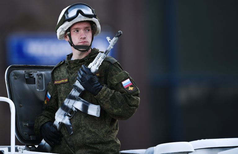 Военнослужащий во время прохода техники по Тверской улице перед репетицией парада Победы на Красной площади Военнослужащий во время прохода техники по Тверской улице перед репетицией парада Победы на Красной площади