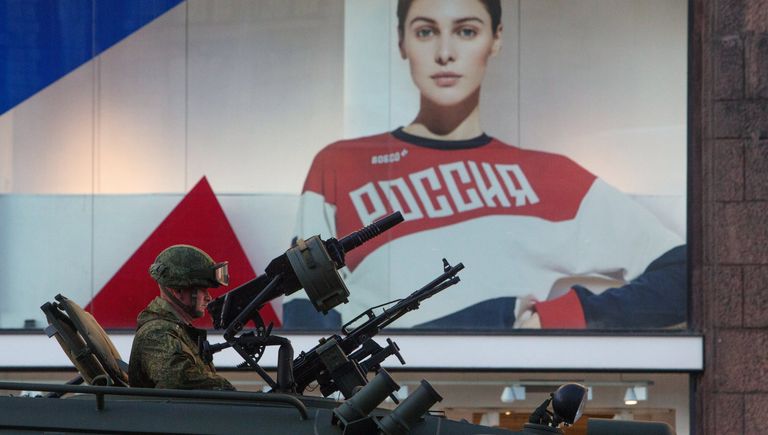Военнослужащий в бронеавтомобиле Тигр-М во время прохода военной техники по Тверской улице перед репетицией парада Победы на Красной площади Военнослужащий в бронеавтомобиле Тигр-М во время прохода военной техники по Тверской улице перед репетицией парада Победы на Красной площади