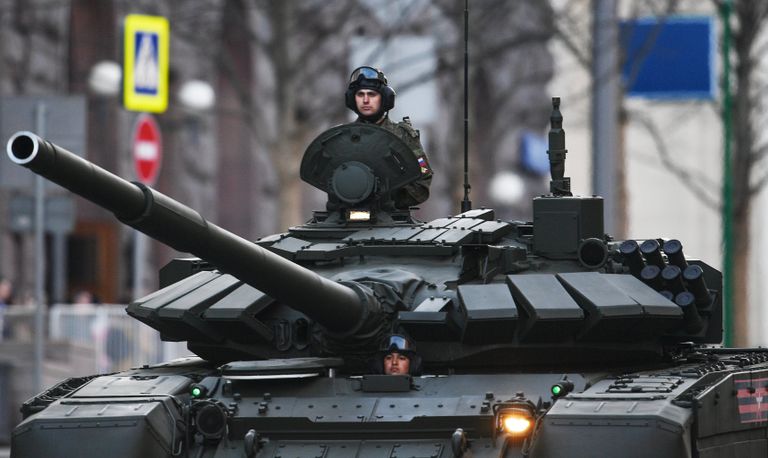 Военнослужащие на танке Т-72Б3 во время прохода техники по Тверской улице перед репетицией парада Победы на Красной площади Военнослужащие на танке Т-72Б3 во время прохода техники по Тверской улице перед репетицией парада Победы на Красной площади