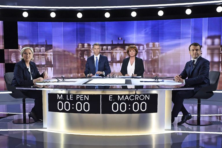 Кандидаты в президенты Франции — основатель движения Вперед Эммануэль Макрон и лидер партии Национальный фронт Марин Ле Пен на теледебатах Кандидаты в президенты Франции — основатель движения Вперед Эммануэль Макрон и лидер партии Национальный фронт Марин Ле Пен на теледебатах