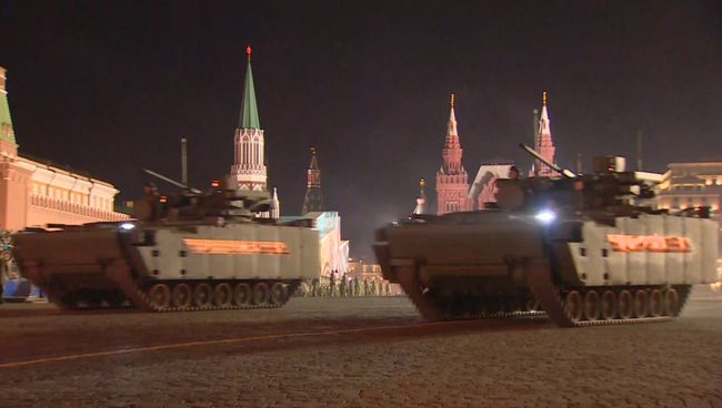 Кадры ночной репетиции парада Победы в Москве Кадры ночной репетиции парада Победы в Москве