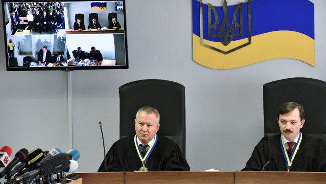 Судьи на заседании Оболонского районного суда Киева, где рассматривается дело о государственной измене экс-президента Украины Виктора Януковича. Архивное фото Судьи на заседании Оболонского районного суда Киева, где рассматривается дело о государственной измене экс-президента Украины Виктора Януковича. Архивное фото