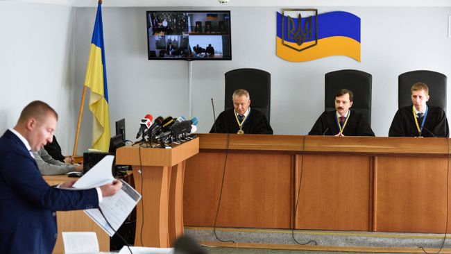 Адвокат экс-президента Украины Виктора Януковича Виталий Сердюк на заседании Оболонского районного суда Киева, где рассматривается дело Виктора Януковича. 4 мая 2017 Адвокат экс-президента Украины Виктора Януковича Виталий Сердюк на заседании Оболонского районного суда Киева, где рассматривается дело Виктора Януковича. 4 мая 2017