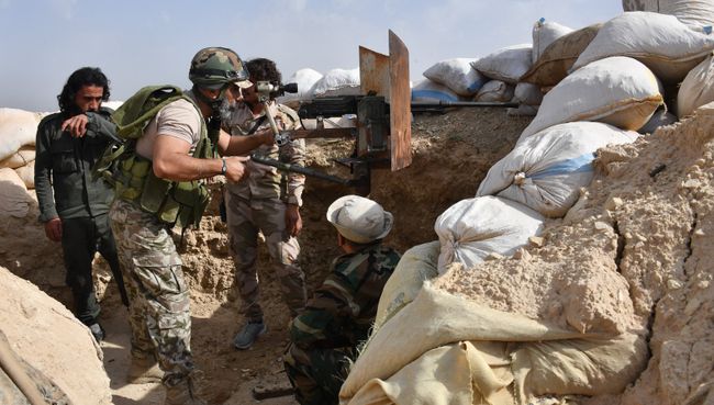 Сирийские военные на передовых позициях на окраине Дейр-эз-Зора. Архивное фото Сирийские военные на передовых позициях на окраине Дейр-эз-Зора. Архивное фото