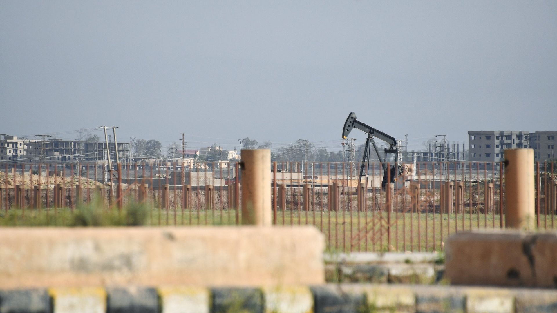 Нефтяная скважина на окраине Дейр-эз-Зора Нефтяная скважина на окраине Дейр-эз-Зора - РИА Новости, 1920, 21.08.2022