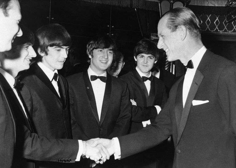 Принц Филипп фотографируется с членами группы The Beatles Принц Филипп фотографируется с членами группы The Beatles