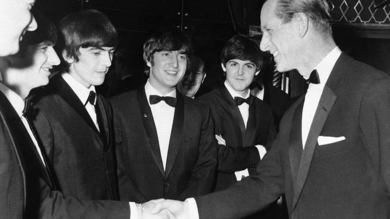 Принц Филипп фотографируется с членами группы The Beatles Принц Филипп фотографируется с членами группы The Beatles