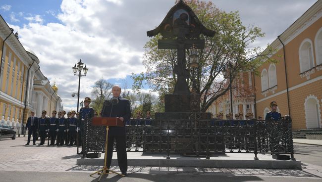 Президент РФ Владимир Путин на церемонии открытия у Никольской башни Кремля креста в память о князе Сергее Александровиче. 4 мая 2017 Президент РФ Владимир Путин на церемонии открытия у Никольской башни Кремля креста в память о князе Сергее Александровиче. 4 мая 2017