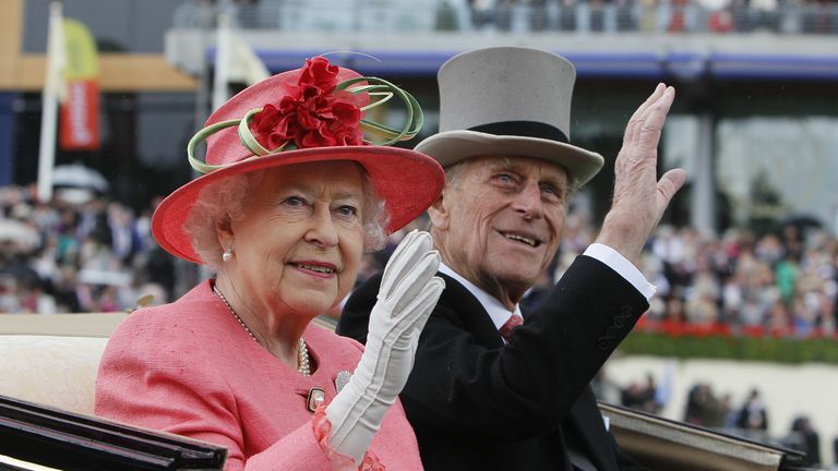 Королева Великобритании Елизавета II и принц Филипп прибыли на скачки Royal Ascot в Аскоте Королева Великобритании Елизавета II и принц Филипп прибыли на скачки Royal Ascot в Аскоте