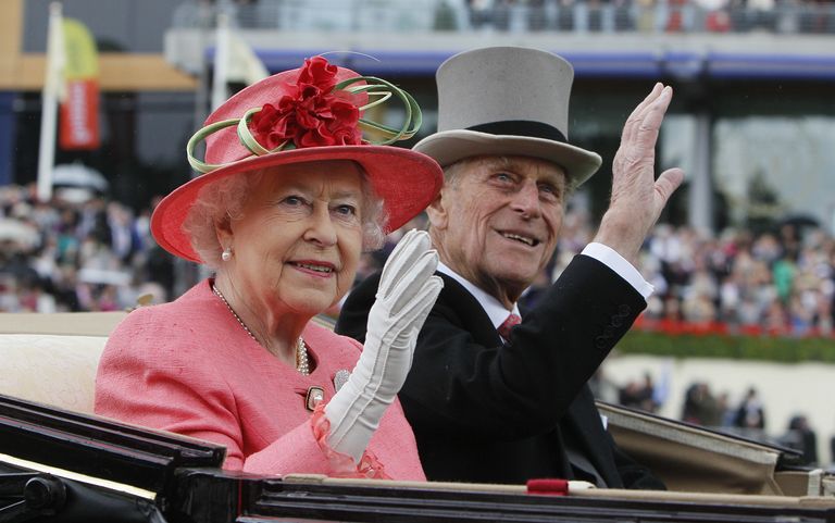 Королева Великобритании Елизавета II и принц Филипп прибыли на скачки Royal Ascot в Аскоте Королева Великобритании Елизавета II и принц Филипп прибыли на скачки Royal Ascot в Аскоте