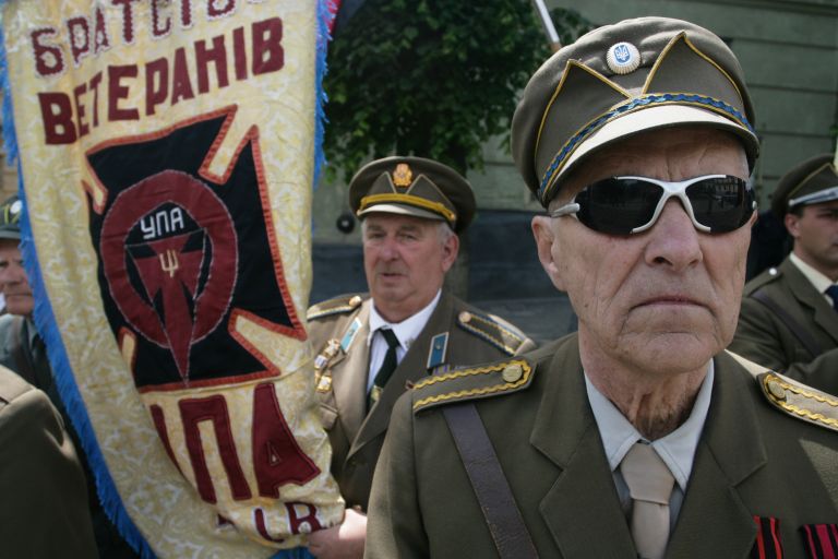 Ветераны УПА во время празднования Дня Героев у памятника Степану Бандере в центре Львова. 2009 год 