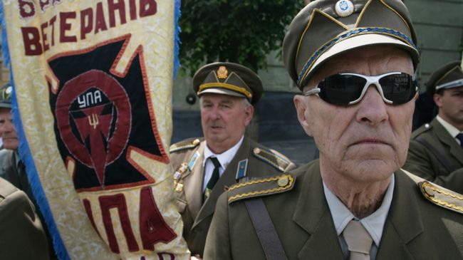 Ветераны УПА во время празднования Дня Героев у памятника Степану Бандере в центре Львова. Архивное фото