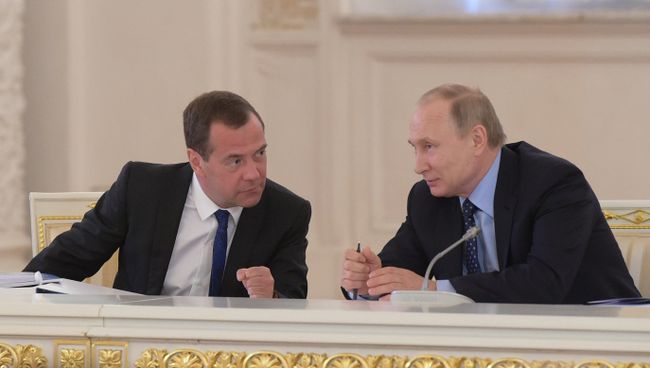 Президент РФ Владимир Путин и председатель правительства РФ Дмитрий Медведев. Архивное фото