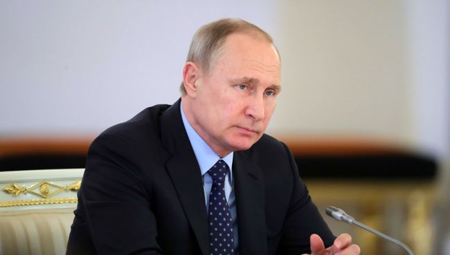 Президент РФ Владимир Путин на совместном заседании Госсовета и Комиссии по мониторингу достижения целевых показателей социально-экономического развития. 4 мая 2017