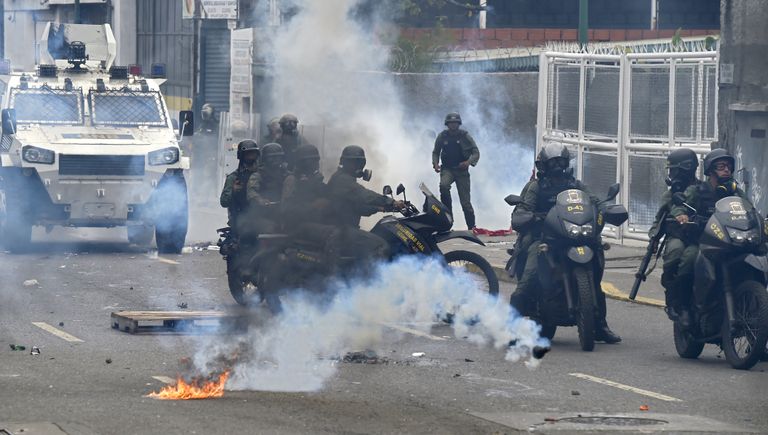 Омоновцы на мотоциклах во время столкновений в знак протеста против президента Венесуэлы Николаса Мадуро в Каракасе. Венесуэла, 3 мая 2017