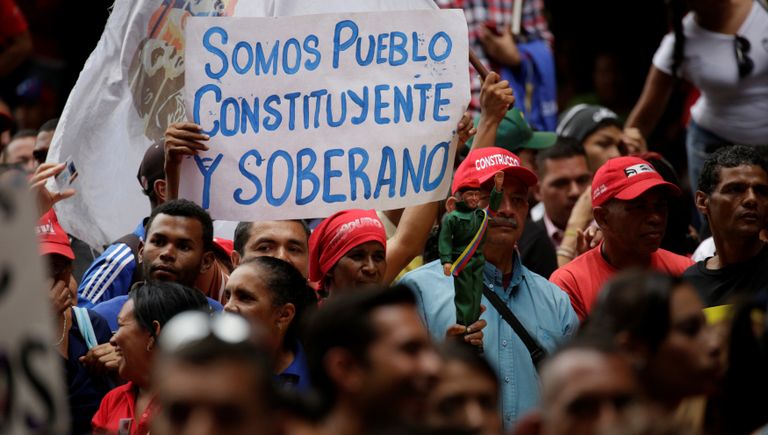 Плакат Мы - конституционный и суверенный народ  во время встречи с президентом Венесуэлы Николя Мадуро. Венесуэла, 3 мая 2017