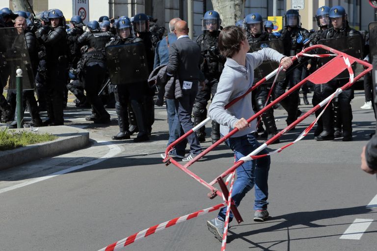 Столкновение с французскими полицейскими во время демонстрации против встречи французского кандидата в президенты Марин Ле Пен. Корсика, апрель 2017 Столкновение с французскими полицейскими во время демонстрации против встречи французского кандидата в президенты Марин Ле Пен. Корсика, апрель 2017
