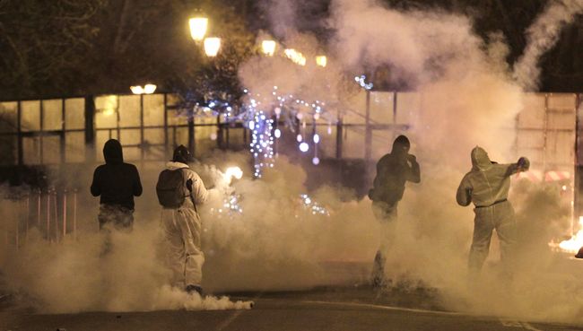 Молодые люди бросают Коктейли Молотова в полицейских. Остров Корсика, 15 декабря 2016 Молодые люди бросают Коктейли Молотова в полицейских. Остров Корсика, 15 декабря 2016