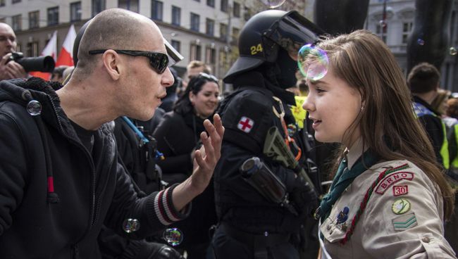 16-летняя Луция Мысликова на митинге неонацистов в чешском городе Брно 16-летняя Луция Мысликова на митинге неонацистов в чешском городе Брно