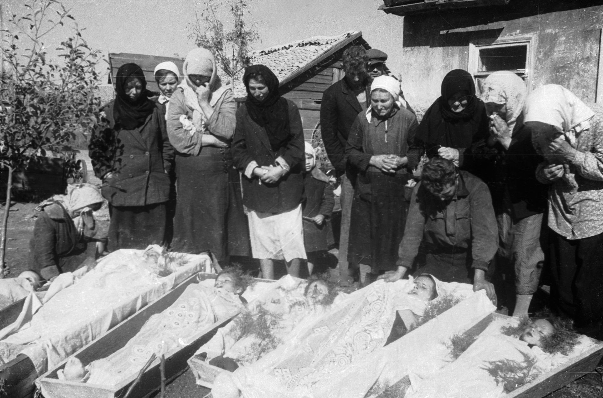 Похороны женщин и детей, убитых фашистами в одном из украинских сел Похороны женщин и детей, убитых фашистами в одном из украинских сел - РИА Новости, 1920, 04.09.2026