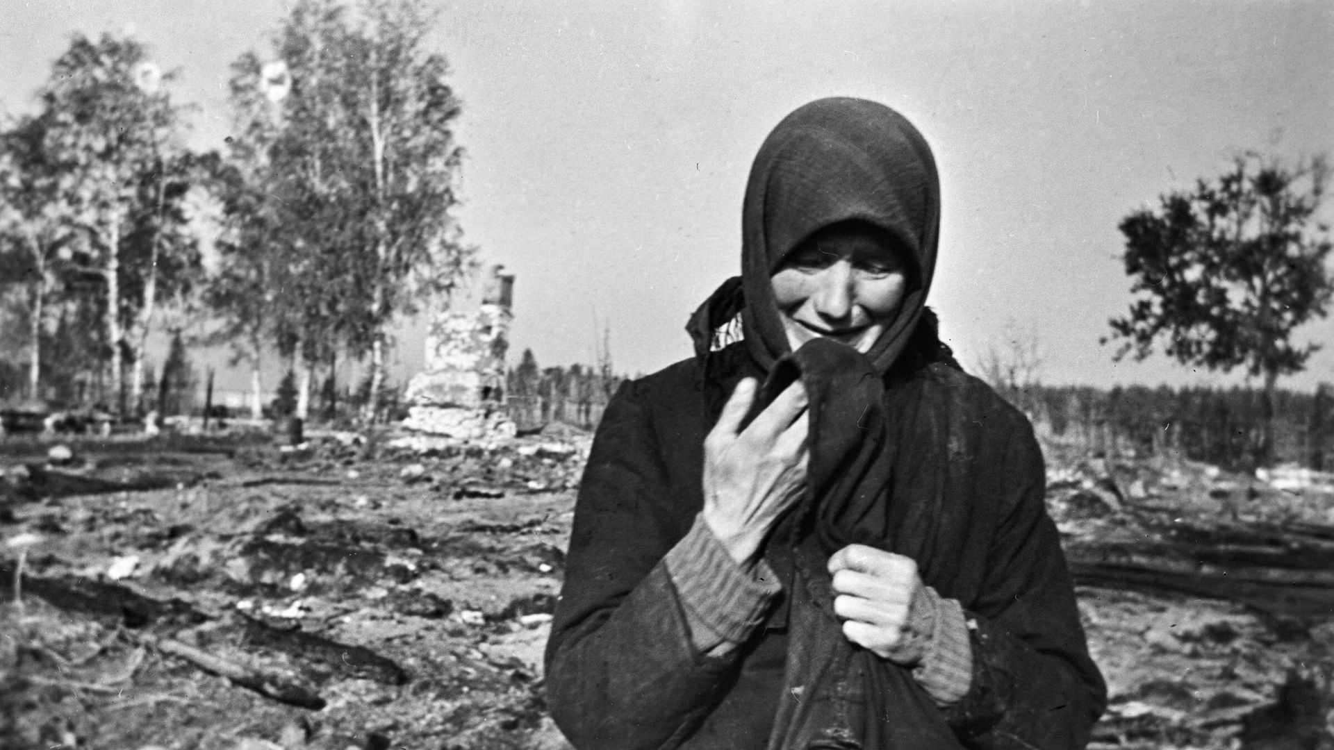 Женщина плачет на развалинах родного села, сожженного фашистами во время Великой Отечественной войны Женщина плачет на развалинах родного села, сожженного фашистами во время Великой Отечественной войны - РИА Новости, 1920, 29.11.2021