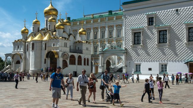 Туристы на Соборной площади Московского Кремля. Архивное фото Туристы на Соборной площади Московского Кремля. Архивное фото