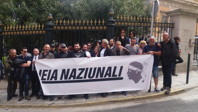 Активисты корсиканской национал-патриотической группы Leia Naziunale Активисты корсиканской национал-патриотической группы Leia Naziunale
