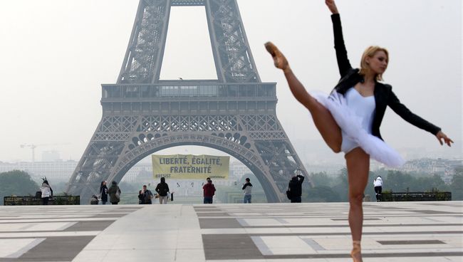 Балерина во время фотосессии на фоне Эйфелевой башни, на которой активисты Greenpeace устанавливают растяжку. 5 мая 2017 Балерина во время фотосессии на фоне Эйфелевой башни, на которой активисты Greenpeace устанавливают растяжку. 5 мая 2017