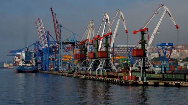 Морской торговый порт во Владивостоке. Архивное фото Морской торговый порт во Владивостоке. Архивное фото