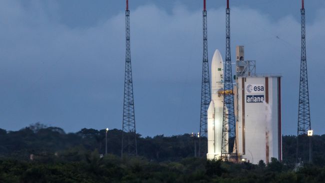 Ракета-носитель Ariane 5 готовится к запуску с космодрома Куру. Архивное фото Ракета-носитель Ariane 5 готовится к запуску с космодрома Куру. Архивное фото