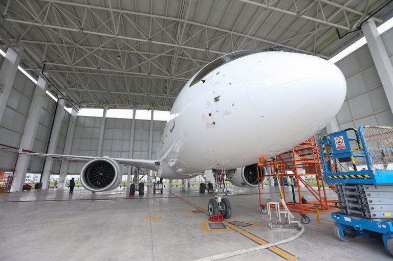 Китайский авиалайнер C919 в ангаре аэропорта Пудун в Шанхае Китайский авиалайнер C919 в ангаре аэропорта Пудун в Шанхае