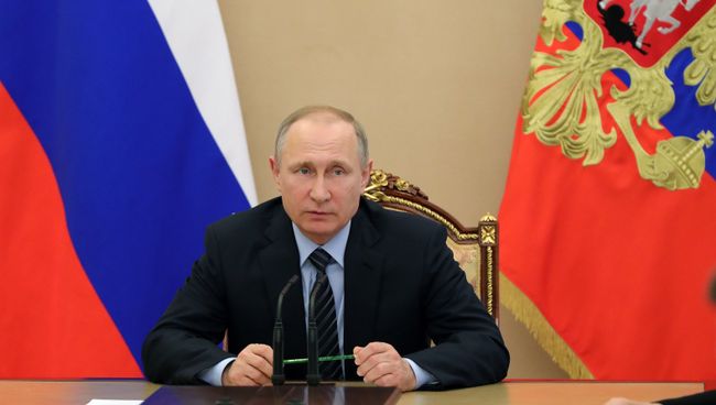 Президент России Владимир Путин проводит совещание с постоянными членами Совета безопасности РФ. 5 мая 2017