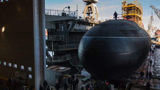 Спуск на воду подводной лодки Великий Новгород проекта 636 для Черноморского флота ВМФ России на АО Адмиралтейские верфи в Санкт-Петербурге. Архивное фото