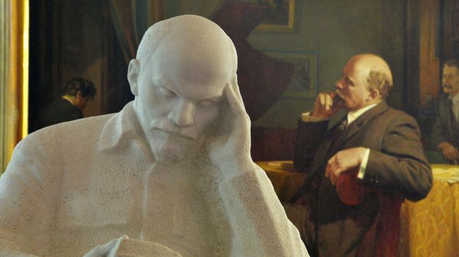 Скульптура Ленина с книгой в Ульяновском музее-мемориале В.И. Ленина в Ульяновске. Архивное фото Скульптура Ленина с книгой в Ульяновском музее-мемориале В.И. Ленина в Ульяновске. Архивное фото