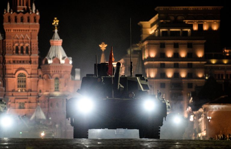 Танк Т-14 Армата на репетиции военного парада на Красной площади в Москве. 2017 год 