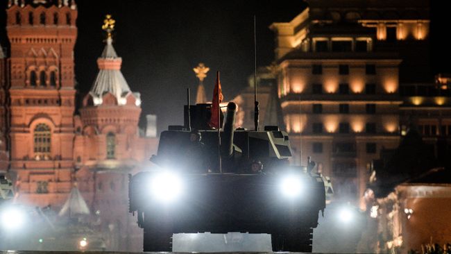 Танк Т-14 Армата на репетиции военного парада на Красной площади в Москве. 2017 год Танк Т-14 Армата на репетиции военного парада на Красной площади в Москве. 2017 год
