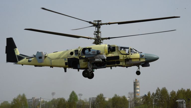 Вертолет Ка-52 Аллигатор во время демонстрационного полета на авиационном заводе Прогресс в Приморском крае Вертолет Ка-52 Аллигатор во время демонстрационного полета на авиационном заводе Прогресс в Приморском крае