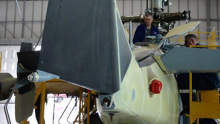 Рабочие в цехе сборки вертолетов Ка-52 Аллигатор на авиационном заводе Прогресс в Приморском крае Рабочие в цехе сборки вертолетов Ка-52 Аллигатор на авиационном заводе Прогресс в Приморском крае