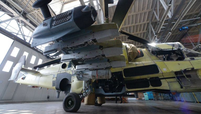 Сборка вертолета Ка-52 Аллигатор в цехе авиационного завода Прогресс в Приморском крае Сборка вертолета Ка-52 Аллигатор в цехе авиационного завода Прогресс в Приморском крае