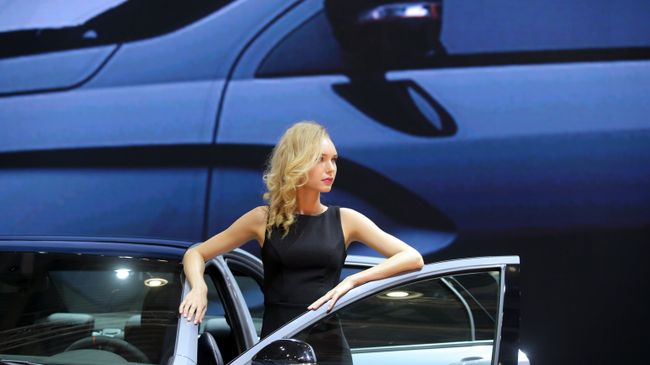 Девушка с новым автомобилем. Архивное фото Девушка с новым автомобилем. Архивное фото