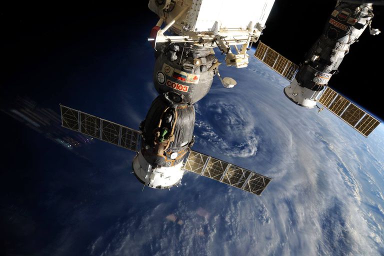 Российские космические корабли Союз и Прогресс на фоне нашей планеты Российские космические корабли Союз и Прогресс на фоне нашей планеты